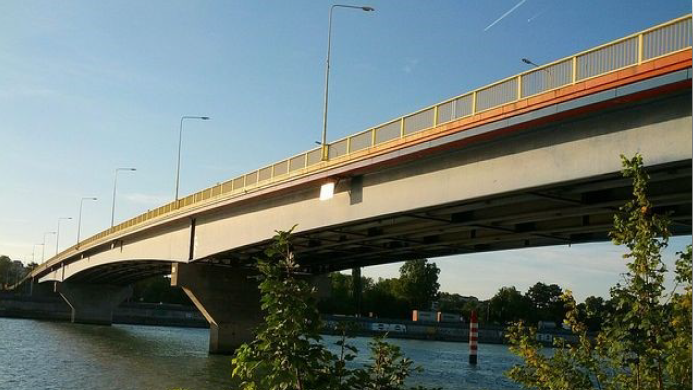 le pont frédéric mistral vu depuis la rive