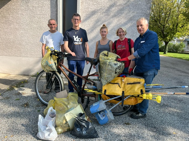 groupe devant les déchets ramassés