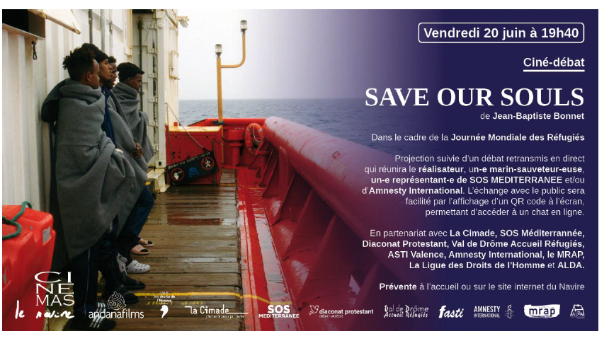 migrant enveloppé d'une couverture sur le pont d'un bateau